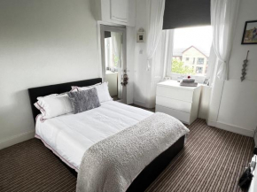 1 BEDROOM FLAT IN TOLCROSS, GLASGOW TOP FLOOR.
